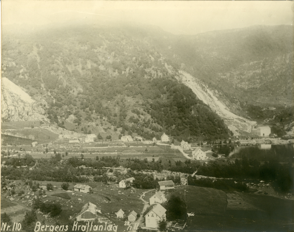 Bergens Kraftanlæg, 28/7-1911, oversiktsbilde mot kraftanlegget med ukjent tettsted.