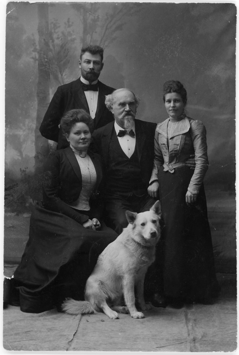 Ateljéporträtt - hovfotograf Askberg med fru, Henri och Emma Osti, Uppsala 1898