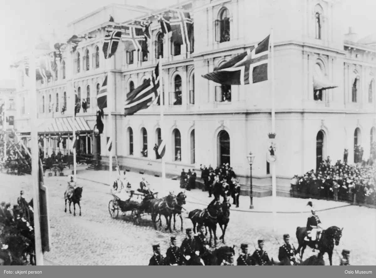 Østbanestasjonen, kong Oscar IIs regjeringsjubileum, ankomst, hestekjøretøy, mennesker, flagg