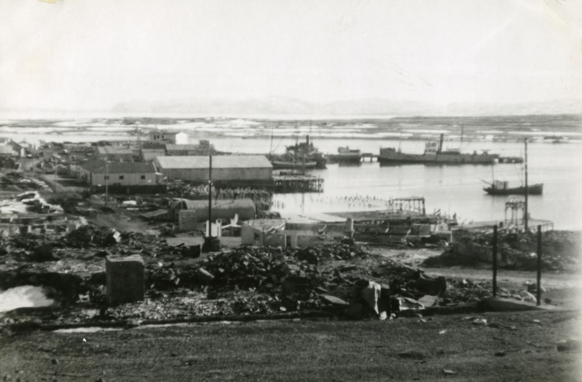 Vadsø sentrum mot havnen i ruiner etter storbombingen under Andre verdenskrig, 1946.
