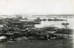 Vadsø sentrum mot havnen i ruiner etter storbombingen under 