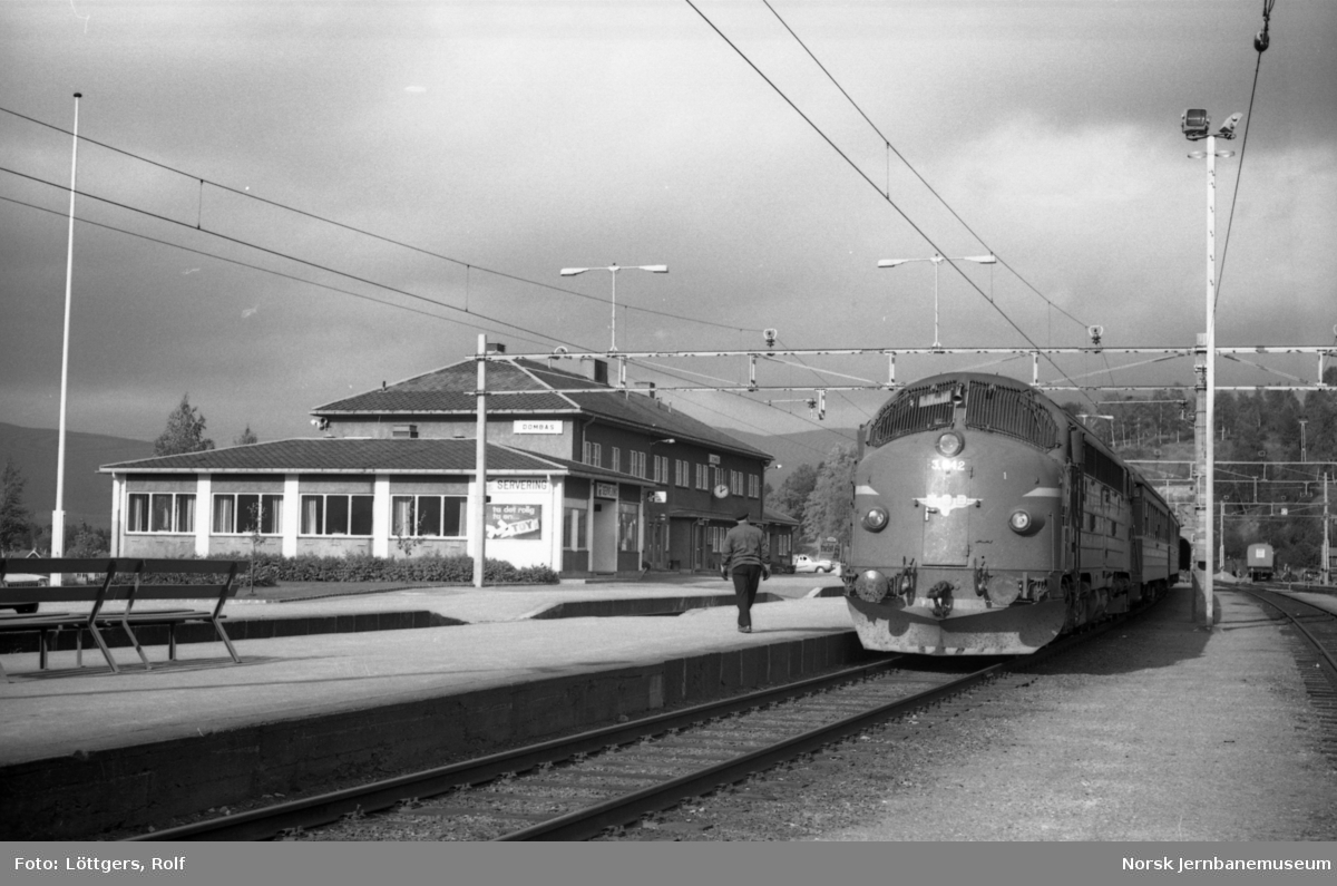 Diesellokomotiv Di 3 642 med dagtoget til Oslo, tog 352, på Dombås stasjon