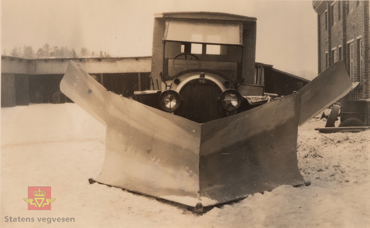 Bilde 1) Tekst som medfølger bildet: "Fotografier innkommet med Øveraasens skrivelse av 9/12-1927. Forplog med rømmevinger levert Gausdal Bilselskap. Plogen er 2,3 meter bred. 65 cm Foran, 1 meter bak hvor rømmevinger påsettes". 
Bilde 2)  Øveraasens forplog med rømmevinger påmontert Opel lastebil.  Opel var uvanlig som lastebil i Norge så tidlig, dette er en bil produsert før 1925. Opplysninger til kjøretøyet gitt av Asbjørn Rolseth.
Bilde 3) Bilder med teksten. 

Ref. til Meddelelser fra Veidirektøren Nr. 10- og Nr. 11-1931: "Snerydningen på våre veier vinteren 1930-1931".
