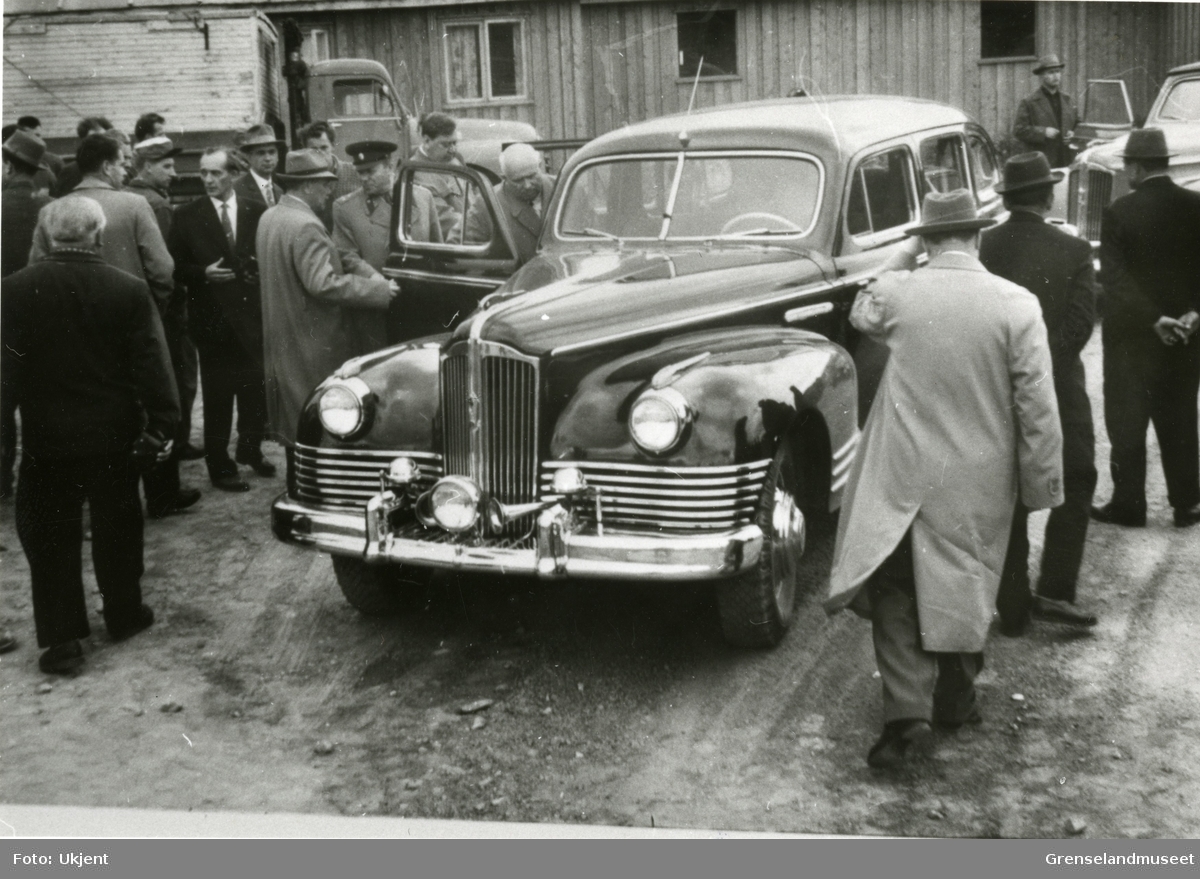 Nikita Khrusjtsjov kom uventet på besøk under byggingen av kraftverket i Boris Gleb 17. juli 1962. Bilen midt i bildet er en russiskbygd ZIL (L for Lenin) - russerne fikk overta produksjonsutstyret til Packard 1941-42-modell.