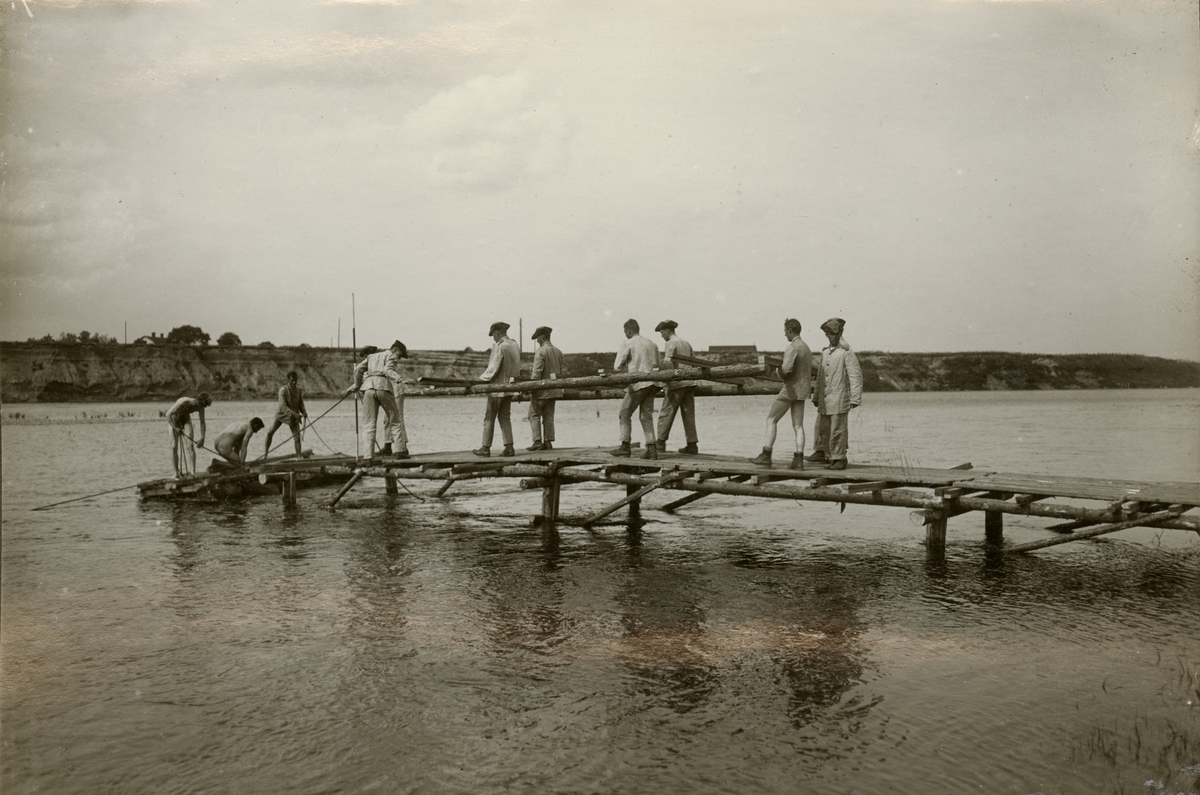 Elever från Krigsskolan Karlberg bygger bro över vattendrag.