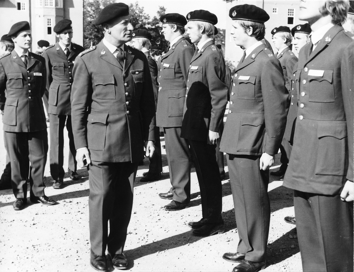 Krigsmans erinran den 4 juni 1971.

Regementschefen överste Stig Colliander visiterar Livkompaniets befälselever på BS I (Befälsskola Instruktörer).
Bland befälen syns på bild 2, från vänster bataljonchefen major Torsten Björkeroth, sergeant Bernt Sandell och överste Stig Colliander.
Och från vänster befälseleverna Roine Hellberg (senare löjtnant vid regementet), Hellqvist, Larsson och Cedervad. I den bakre raden syns Lars-Erik Dahlman (senare kapten vid regementet) och Wahlberg (son till fotografen Evert Wahlberg)
Obs! Två bilder