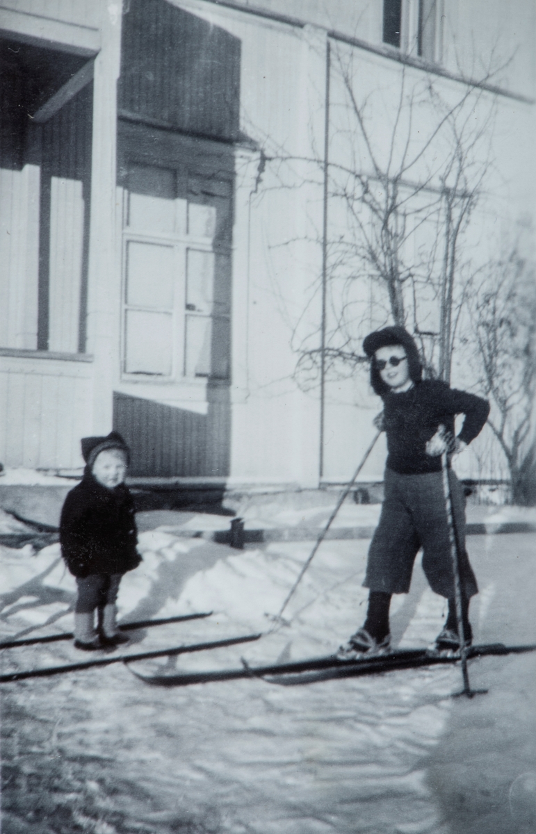 Ringnes skole, vinter. barn. fra venstre Tore Moe Namsos og Arild Moe. Arild på ski.