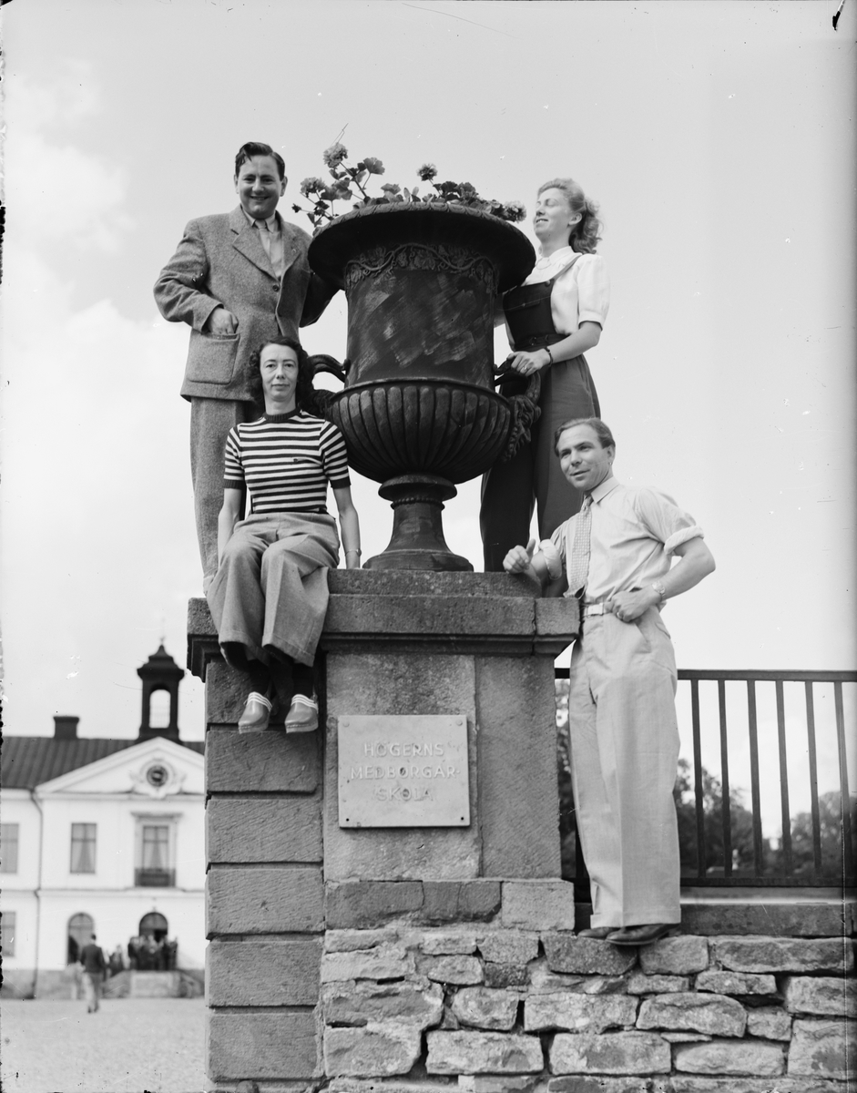Högerns Medborgarskola, deltagare vid grindstolpe, Gimo Herrgård, Uppland 1958
