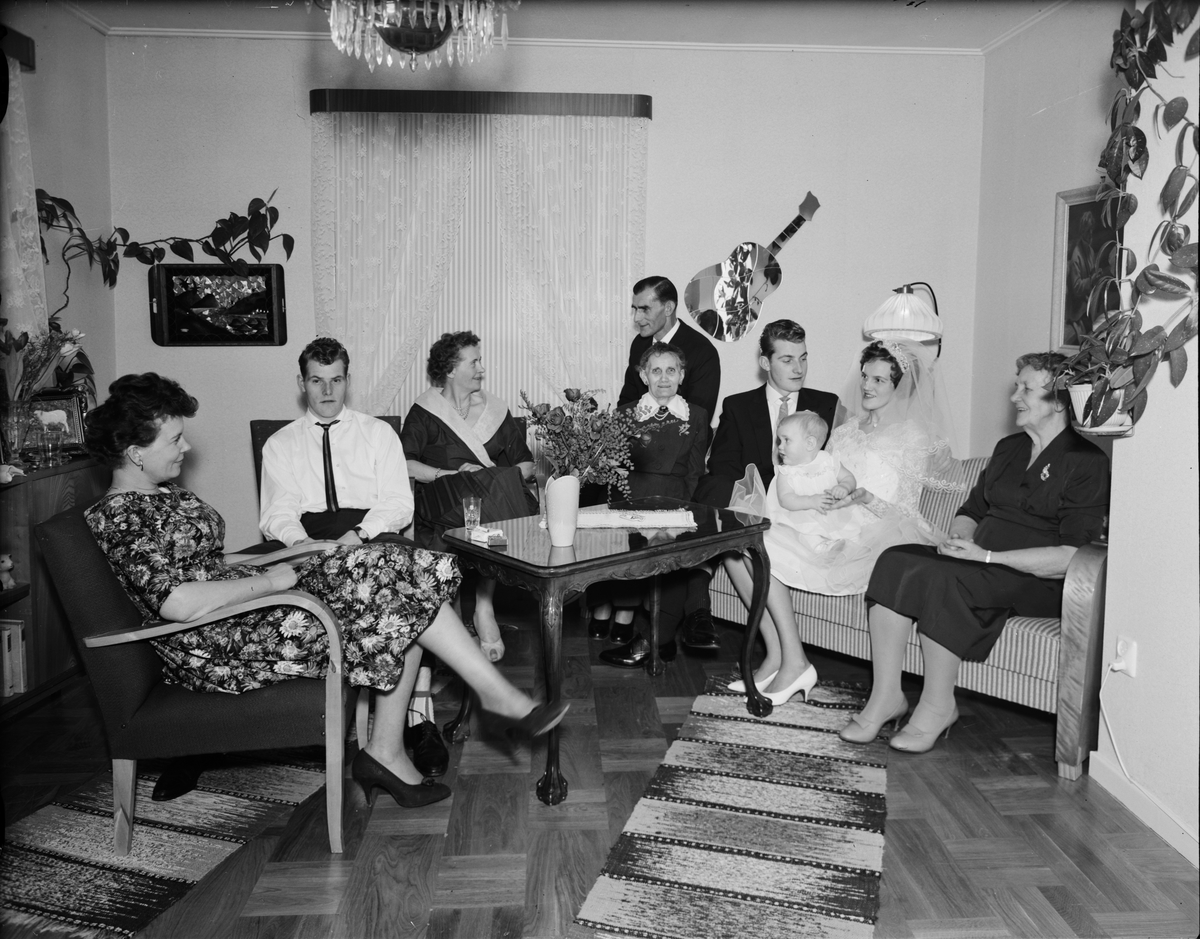 Brudpar med gäster i bostadsmiljö, Hallstavik, Uppland