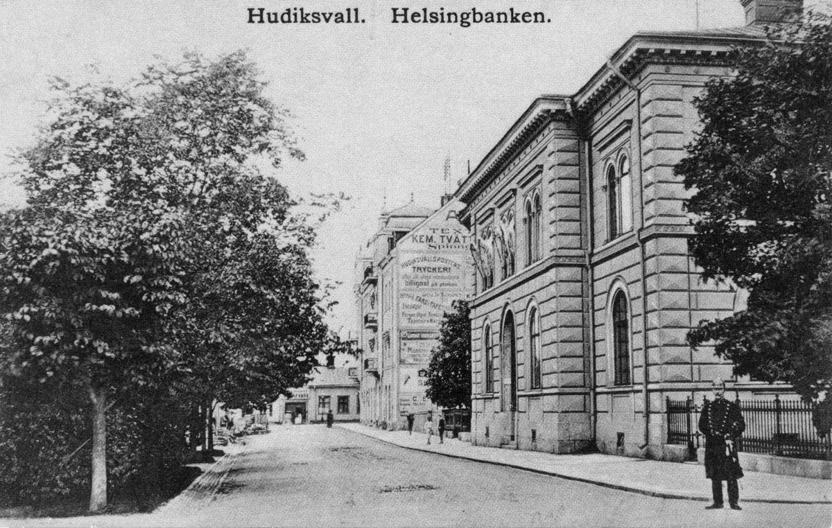 Hälsning från Hudiksvall. Sundsesplanaden med Helsingebanken. Nytryck 1988, Hälsinglands museum