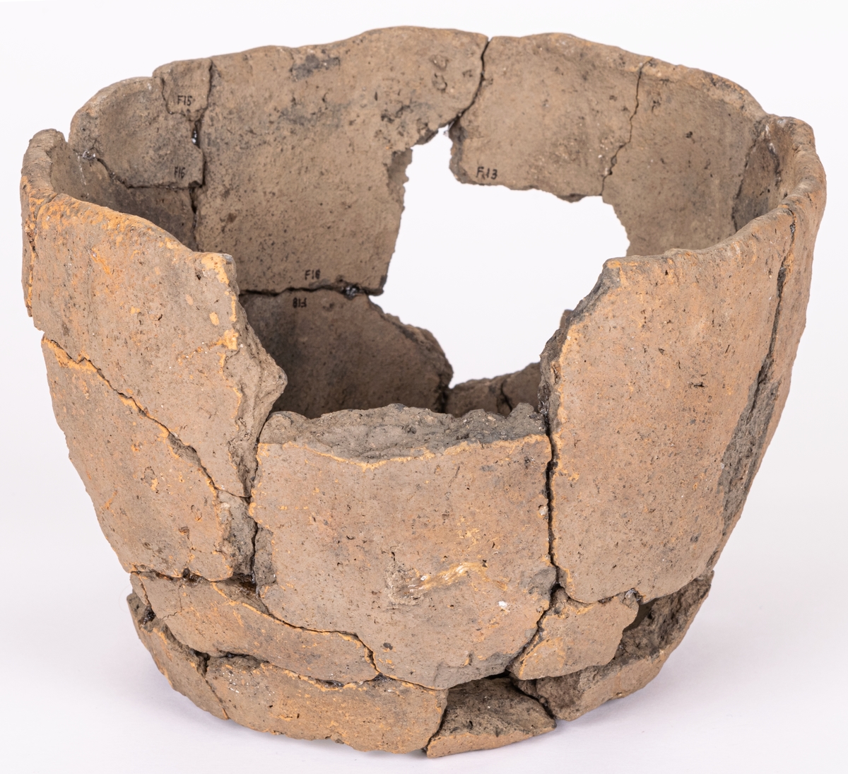 Keramikdelar till gravurna, fynd från flera rutor.