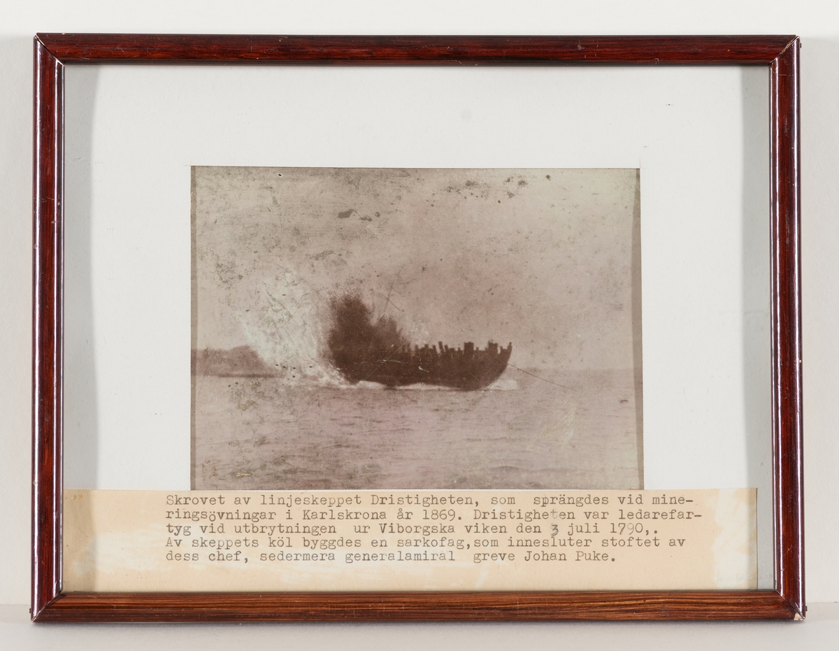 Bilden ska föreställer resterna av linjeskeppet Dristigheten som sprängdes 1869 med en provsprängning av minor.
