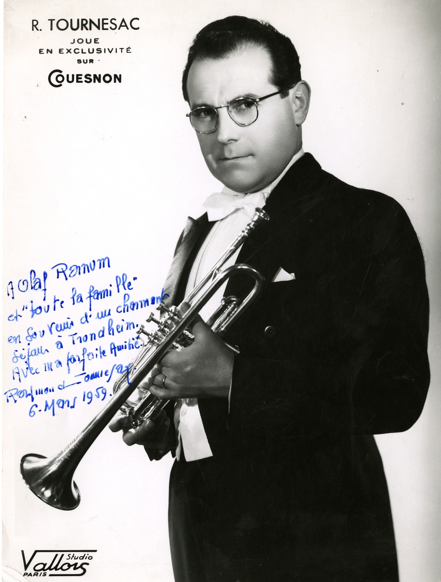 Fra Olaf T. Ranum's "kunstnervegg". Bildet viser R. Tournesac med trompet.