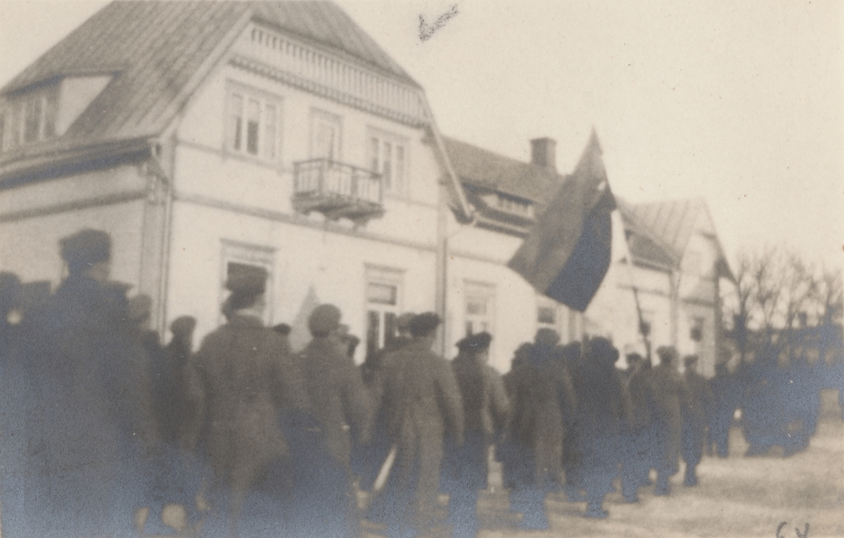 Soldatgrupp under estnisk flagga.