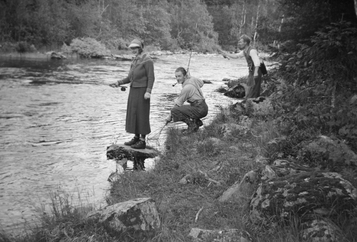 Fiskere i Mesnaelva, Jenny Bjerke, ukjent og Erling Bjerke