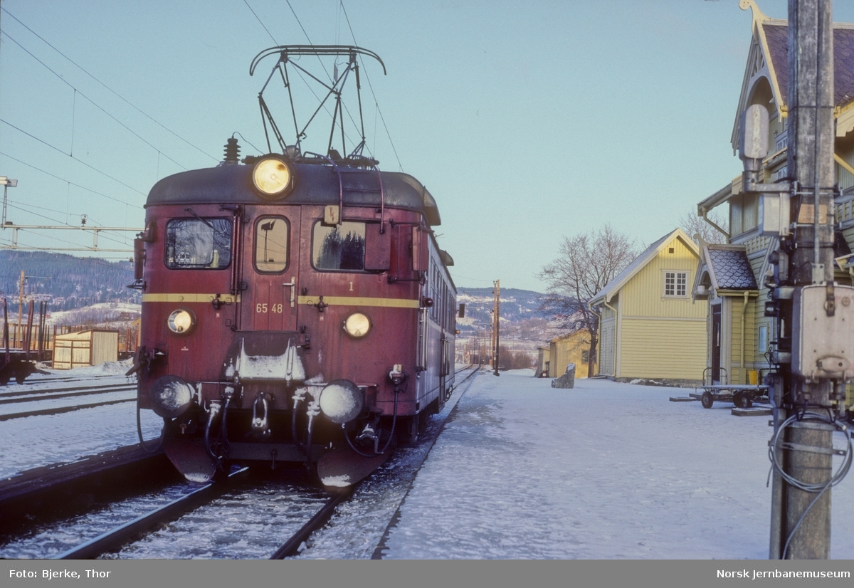 Motorvogn BM 65 48 i persontog 277 fra Roa til Hønefoss på Jevnaker stasjon