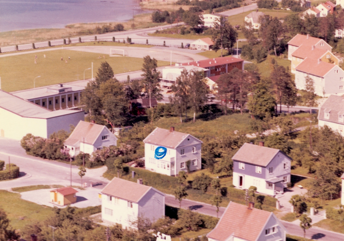 Flyfotoarkiv fra Fjellanger Widerøe AS, fra Porsgrunn Kommune.  Herøya. Herøyahuset, med idrettsbanen Fotografert 05.06.1961