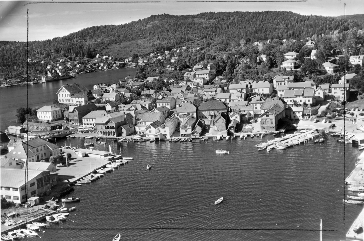 Flyfotoarkiv fra Fjellanger Widerøe AS, fra Porsgrunn Kommune. Bybilde Brevik. Fotografert 08.08.1959. Fotograf J Kruse