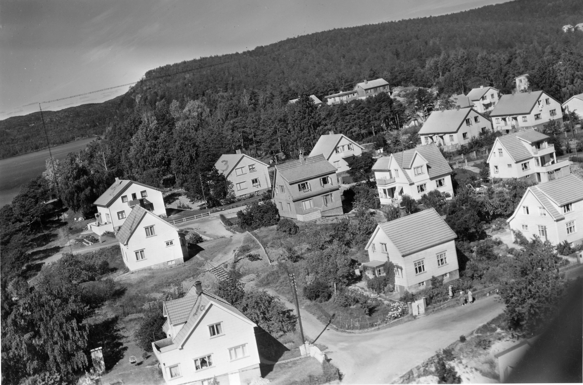 Flyfotoarkiv fra Fjellanger Widerøe AS, fra Porsgrunn Kommune. Åsen i  Brevik. Fotografert 08.08.1959. Fotograf J Kruse