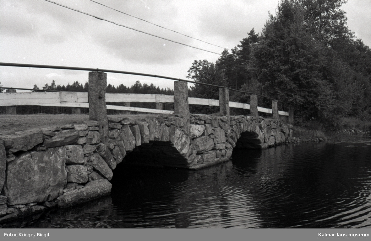 Bro över Vapenbäcksån vid Orranässjön, Sjöabro intill vägen Lenhovda-Orrefors-Nybro i Nybro kommun. Foto, intill riksväg 31. Nedströms från sydost.