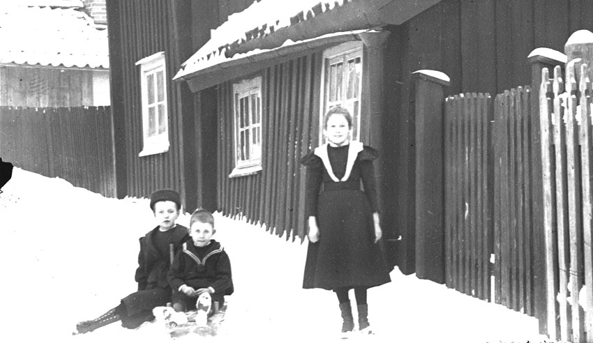 Utanbygatan från öster, tre barn, Västerås.
