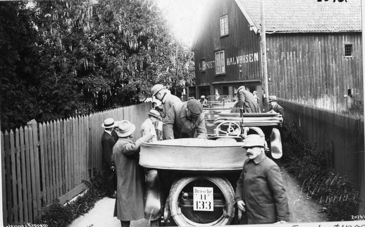 Sørlandsbanens befaring i Kragerø 02.08.1919 - biler og menn i gate ved Biørns hage.