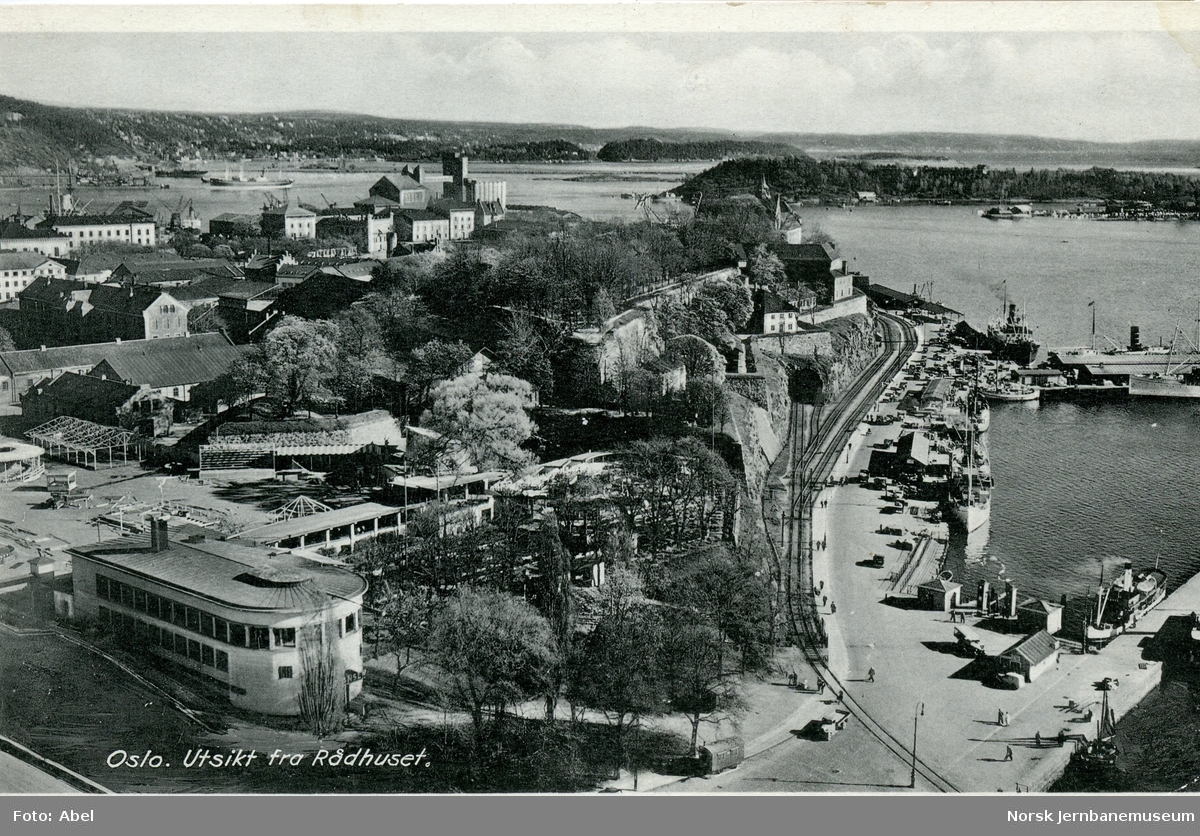 Utsikt fra Oslo Rådhus mot Havnebanen og Akershuskaia. Skansen restaurant og kontraskjæret i forgrunnen