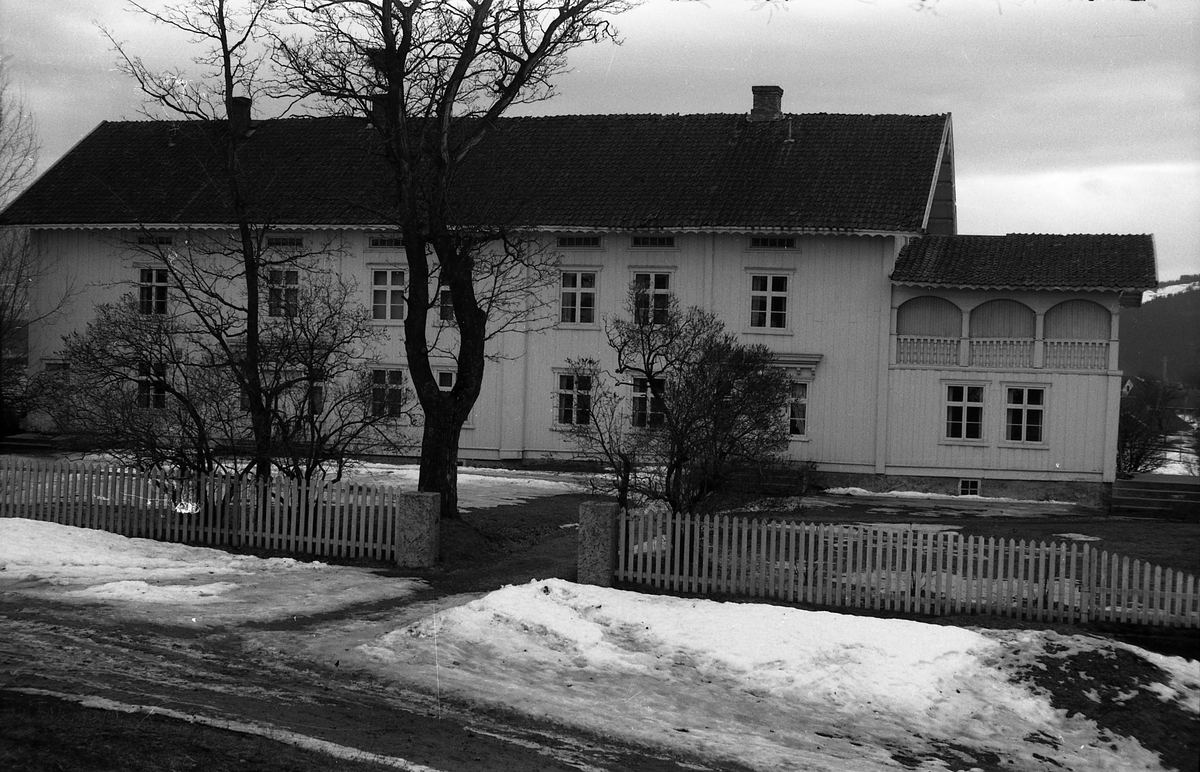Tre nær identiske bilder av hovedbygningen på gården Kraby vestre, Østre Toten. Året er 1961.