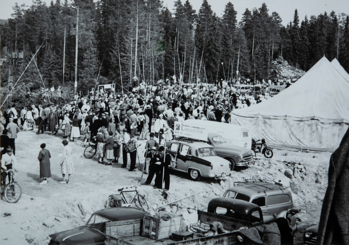 Fra fiskekonkurransen på Harasjøen i Vallset, Stange,  Start ved Sunnåa.  1958-1959. 1- premien var en bil, en Wartburg.