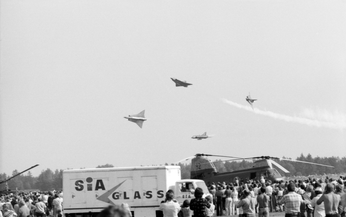 Flygvapnets uppvisningsgrupp för flygplan Saab 35 Draken vid flygdagen på Malmen den 28 augusti 1976. Vid firande av Flygvapnet 50 år. Publik i förgrunden.