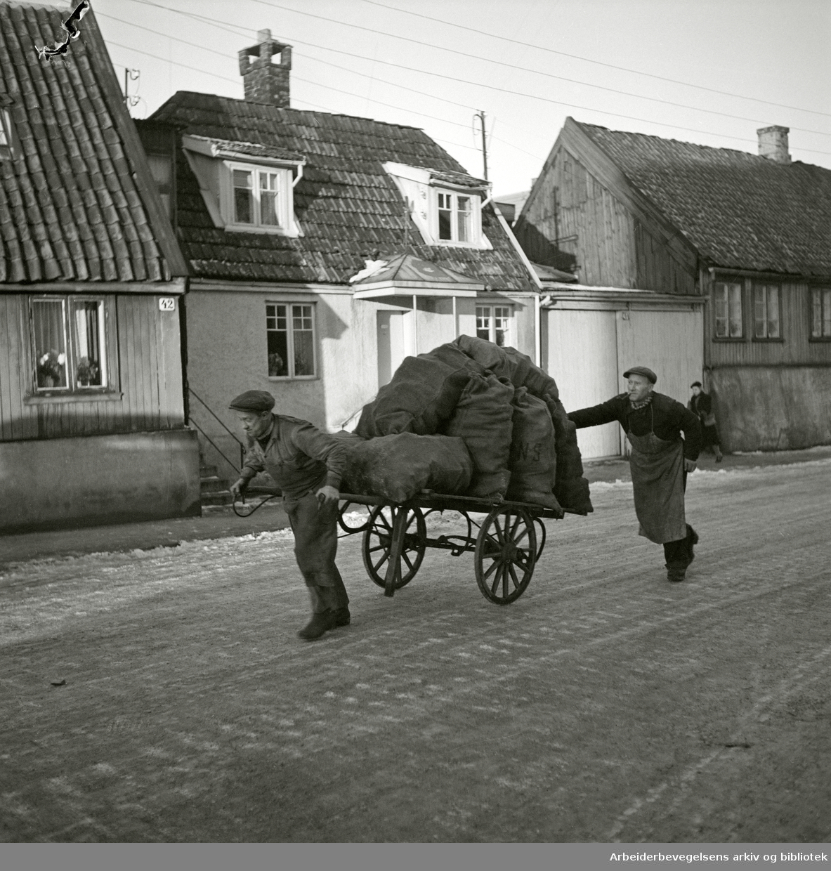 Utkjøring av koks på Enerhaugen. Desember 1950.