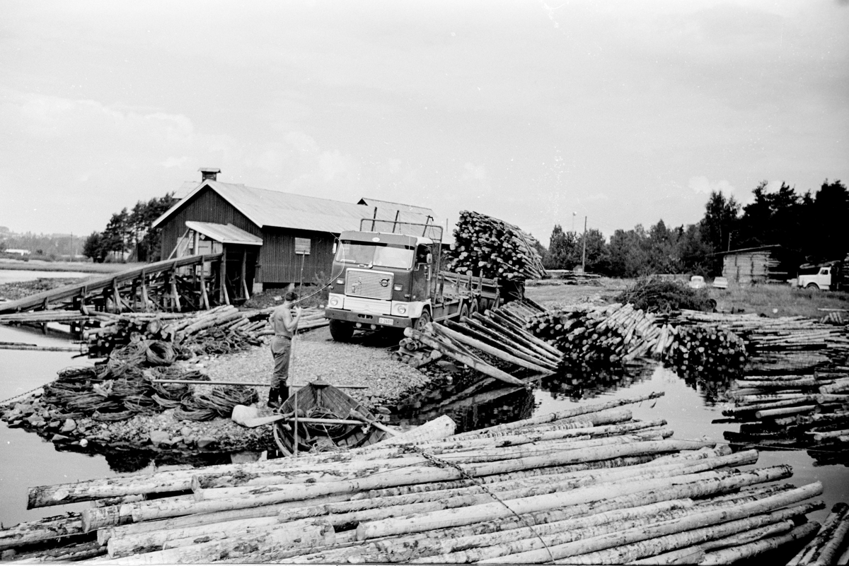 Åkersvika, Åker sag, tømmerbil tipper tømmer i Mjøsa. Oppsamlingsplass for tømmer før slep med tømmerbåt i Mjøsa.