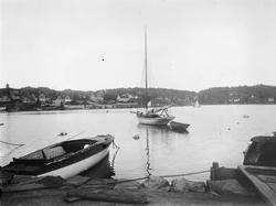 brygge, fjord, motorbåt, seilbåt, robåt, bebyggelse, bolighu