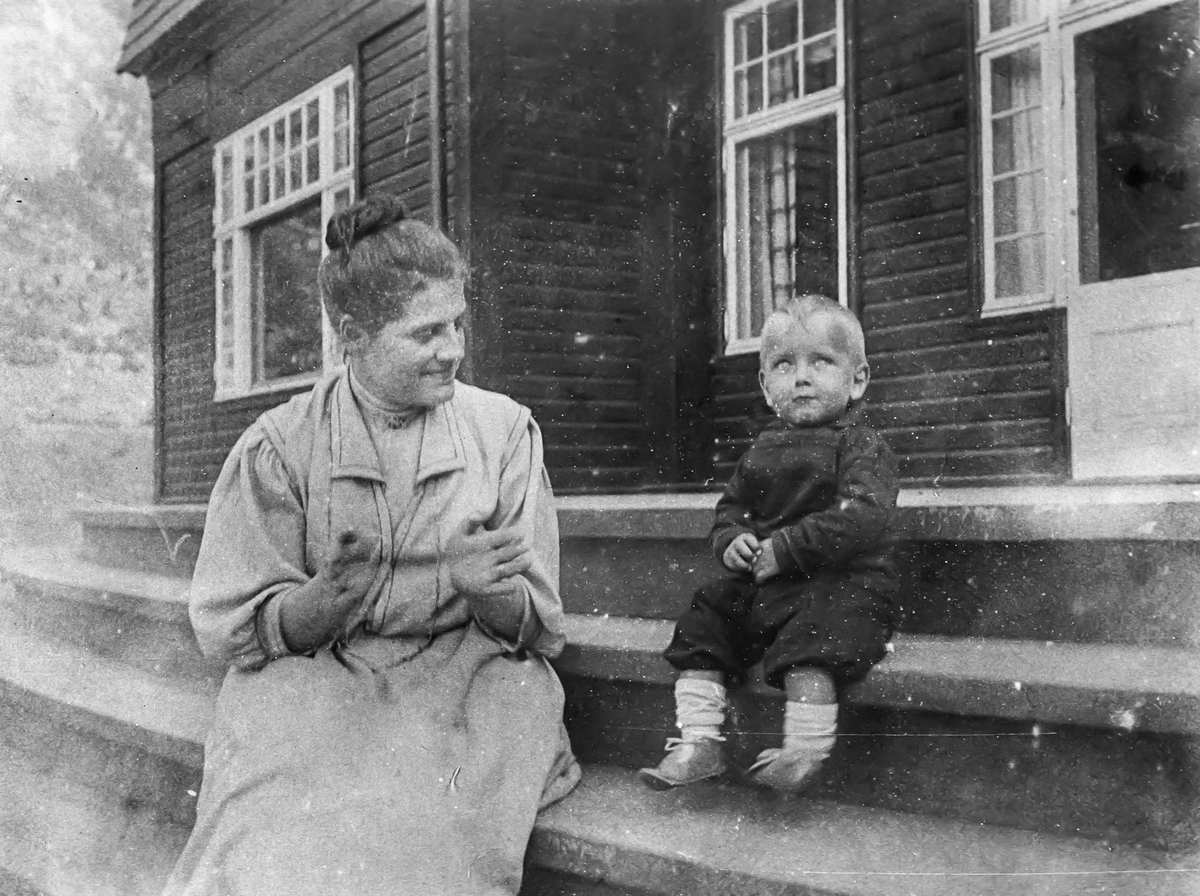 Leonie Petersson med sonen Klaus.