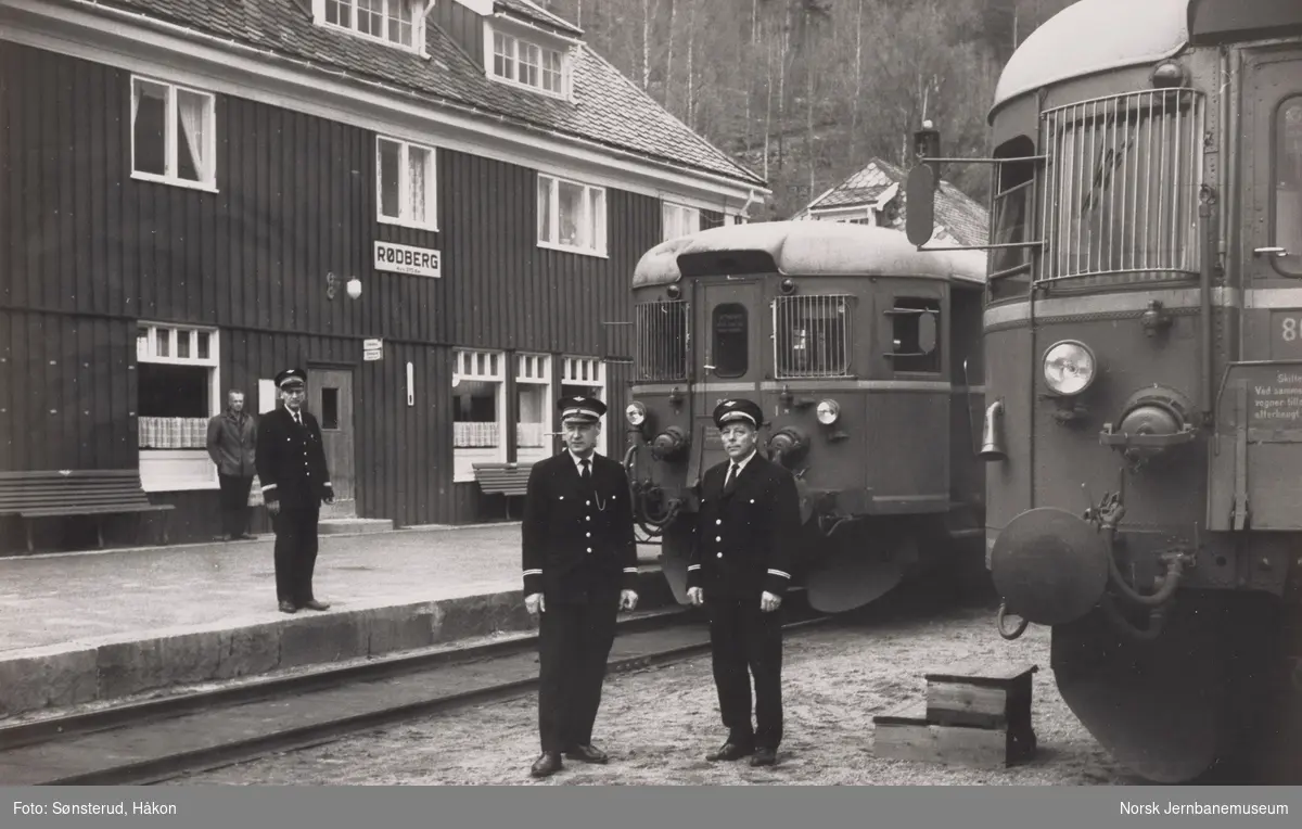 Stasjonsmester og togpersonale på Rødberg stasjon foran dieselmotorvogn Bmdo 86 56 (til høyre) og Bmdo 86 51.