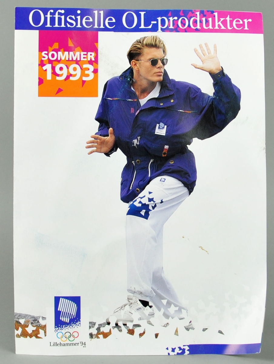 Brosjyre som viser offisielle OL-produkter fra Ajak Sportswear, jakker, bukser og caps. Brosjyren benytter elementer fra designprogrammet for Lillehammer '94.