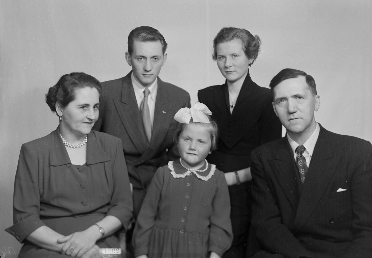 Sigvart og Åse Kjærstad med barna Ole Gunnar, Sølvi og Grete