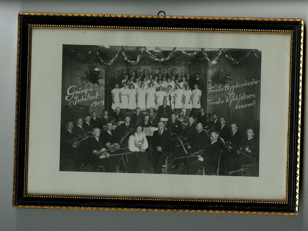 Frosta bygdeorkester og Frosta kyrkjekor ved konsert i anledning Griegjubileet i 1943.