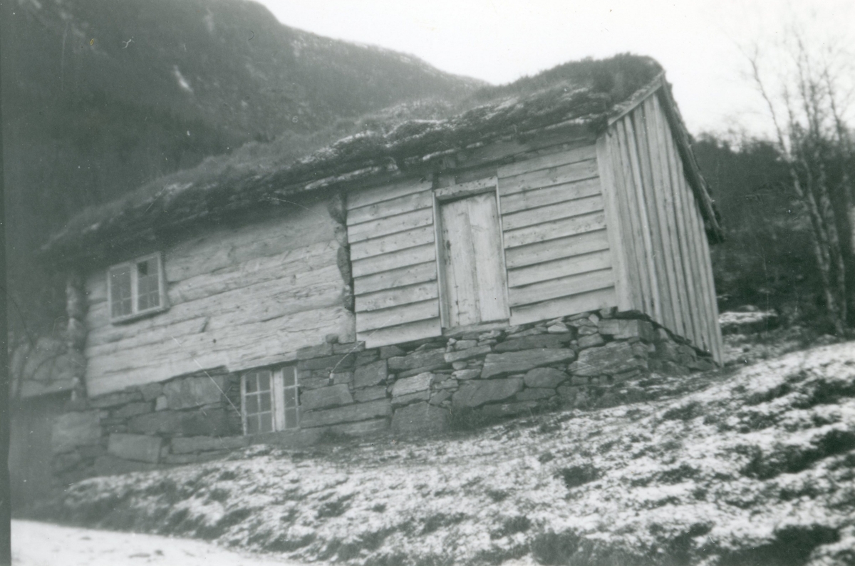 Eldre prospektfotografi av ei gammel røykstove i Velsvik, Dalsfjord.
