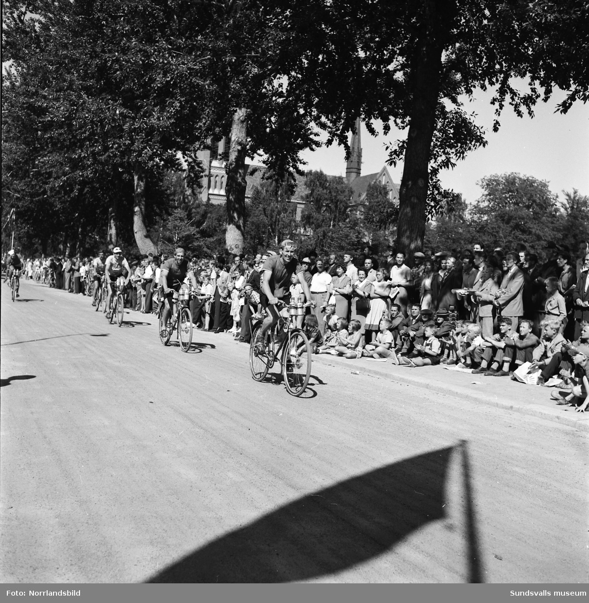Sverigeloppet på cykel 1953. Cyklisterna passerar Floragatan invid Läroverket.