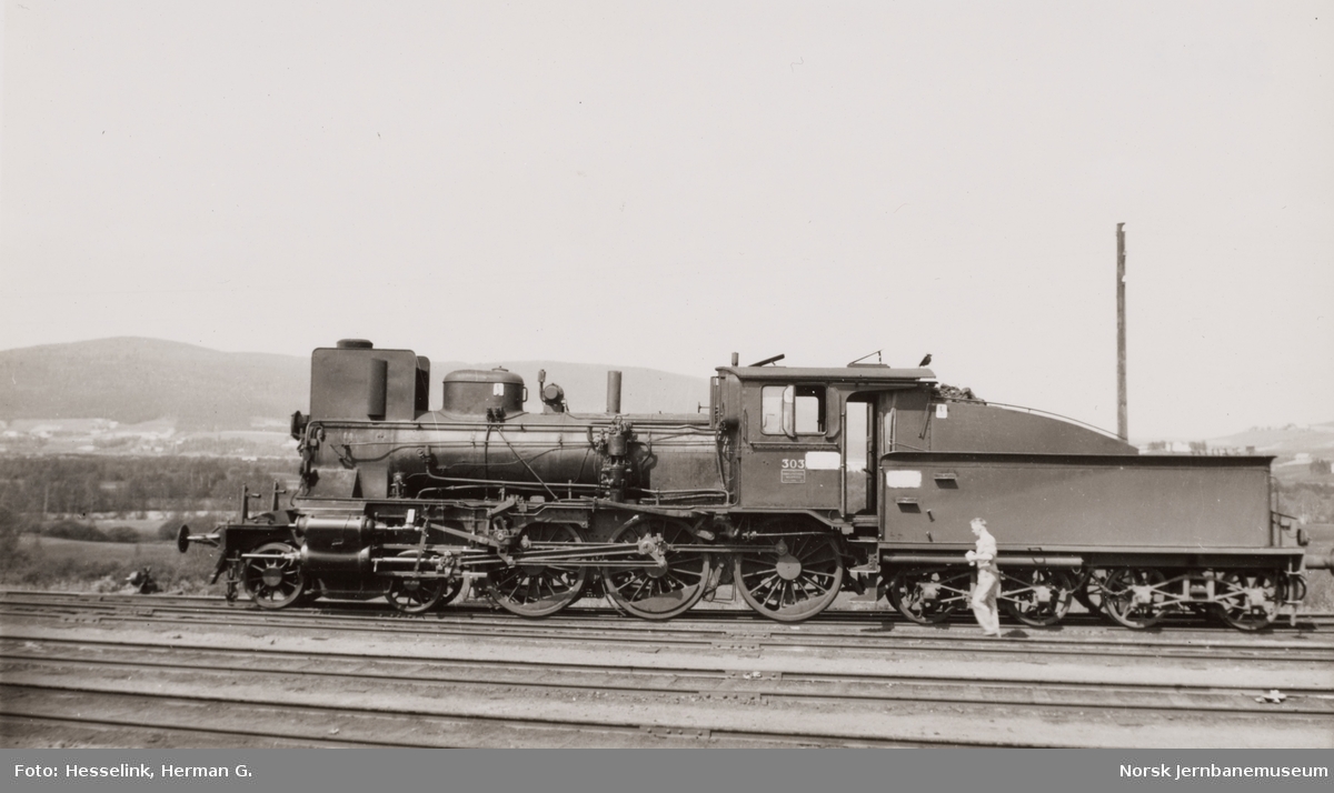 Damplokomotiv type 27a nr. 303 på Tynset stasjon