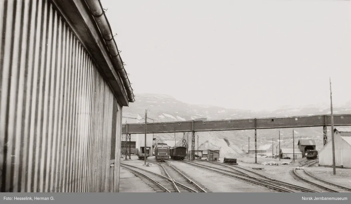 Lomi stasjon på Sulitjelmabanen. Diesellokomotivet ODIN i bakgrunnen