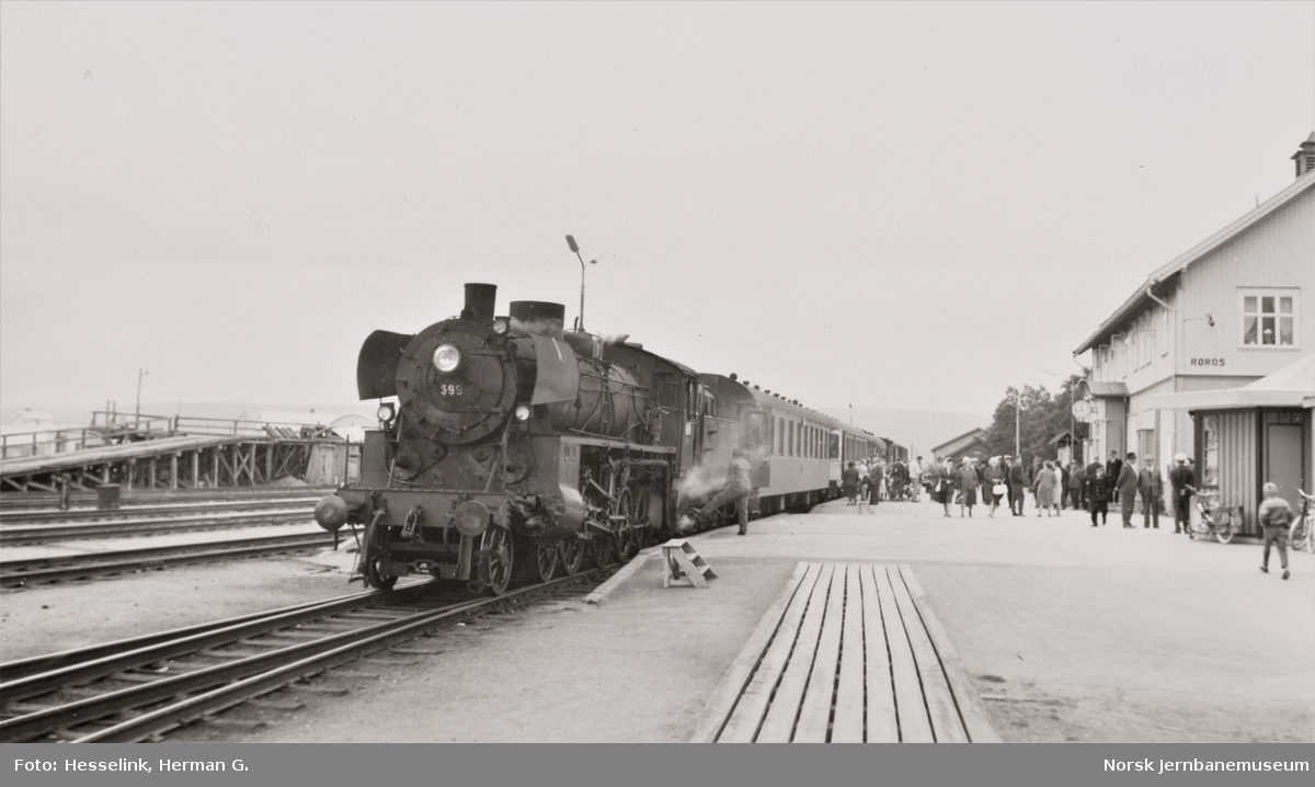 Damplokomotiv type 26c nr. 399 med dagtoget fra Trondheim til Oslo Ø, tog 302, på Røros stasjon
