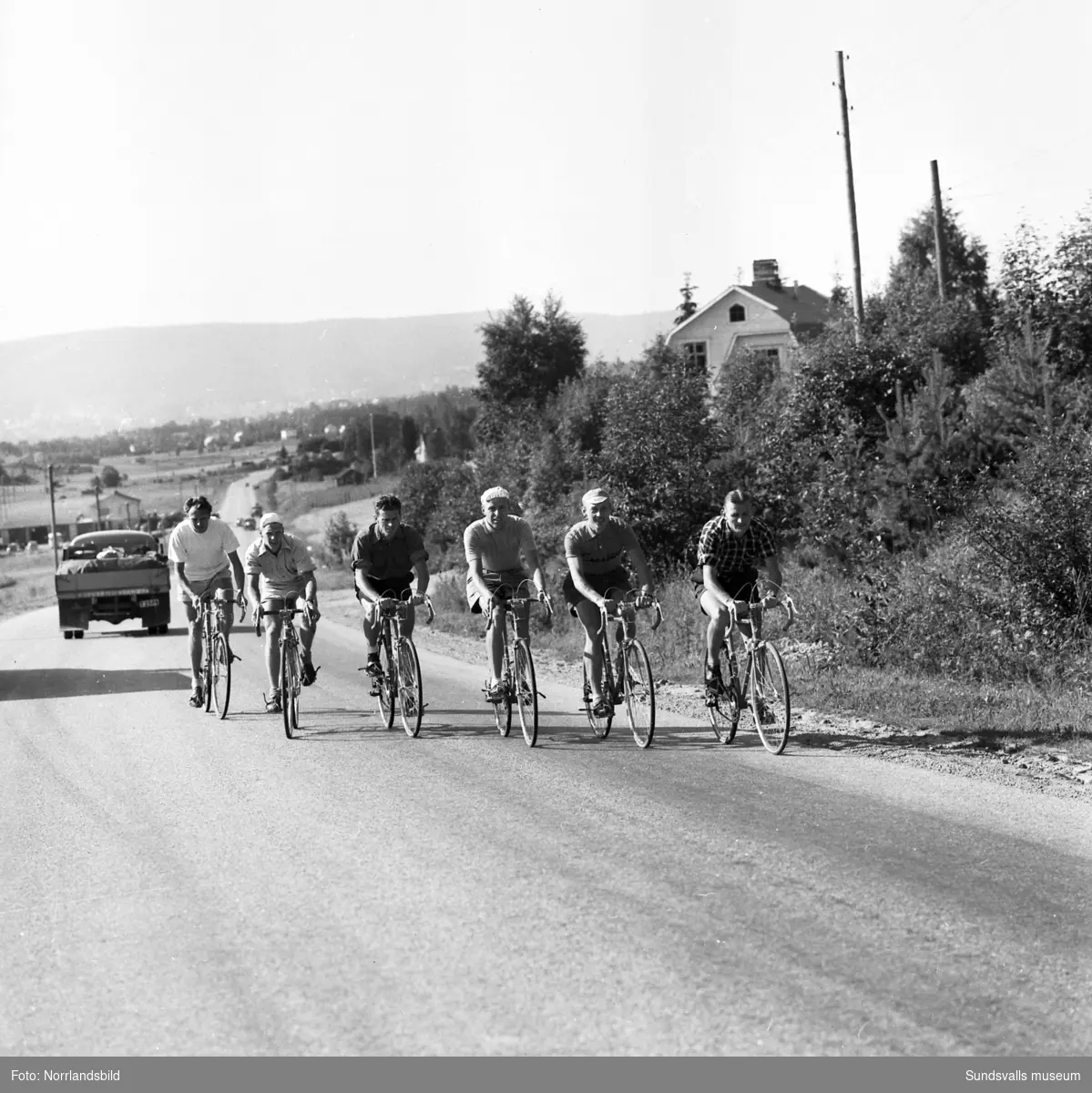 Cresent-cyklisterna tränar inför sexdagarsloppet 1945. Här bemästrar dom Råstabacken på Riks13 norrut. Huset bakom cyklisterna har adressen Valknyttsvägen 38.