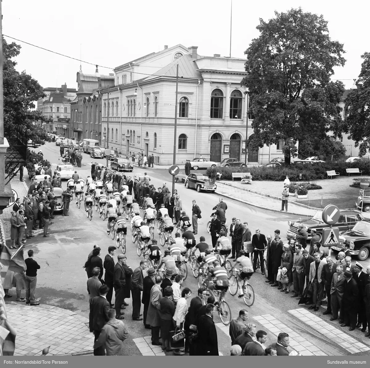 Sexdagarsloppet på cykel 1963. Massor av åskådare vid starten på Köpmangatan i Sundsvall.