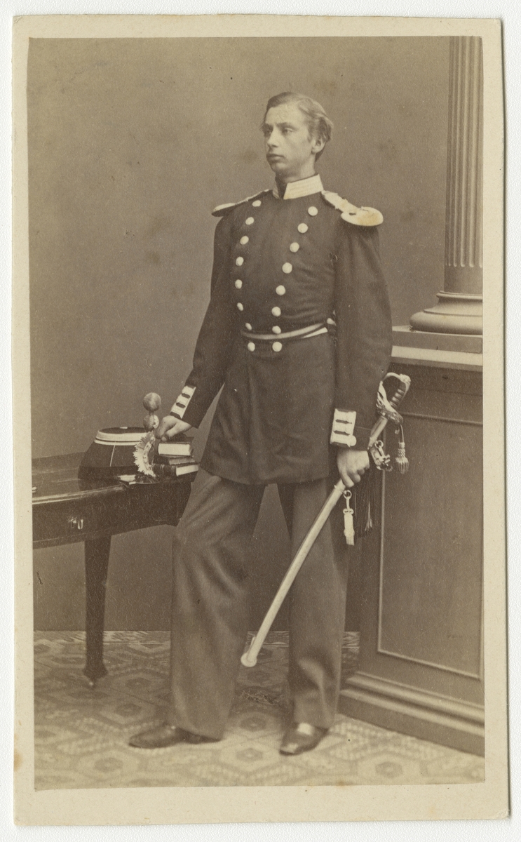 Porträtt av Johan Gotthard August Forssbeck, löjtnant vid Andra livgrenadjärregementet I 5.

Se även bild AMA.0001891 och AMA.0021825.