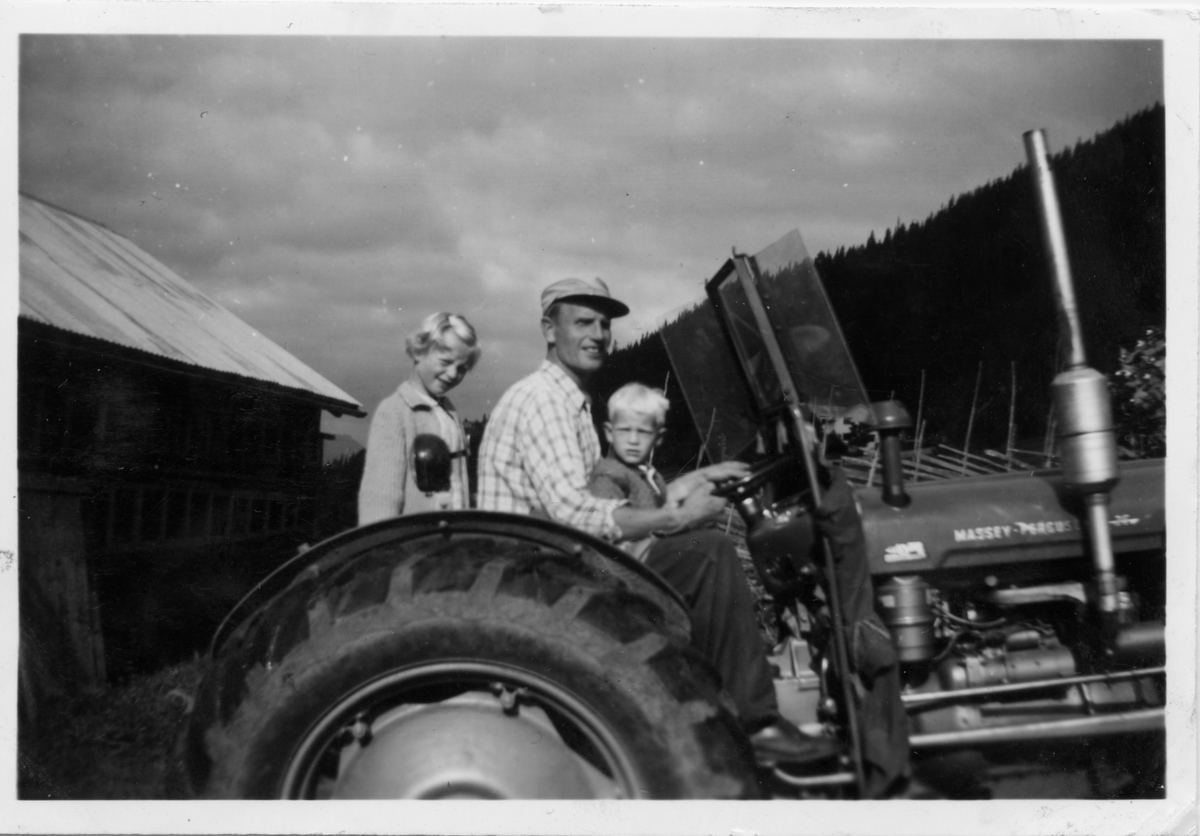 Traktorkjøring ca . 1960.