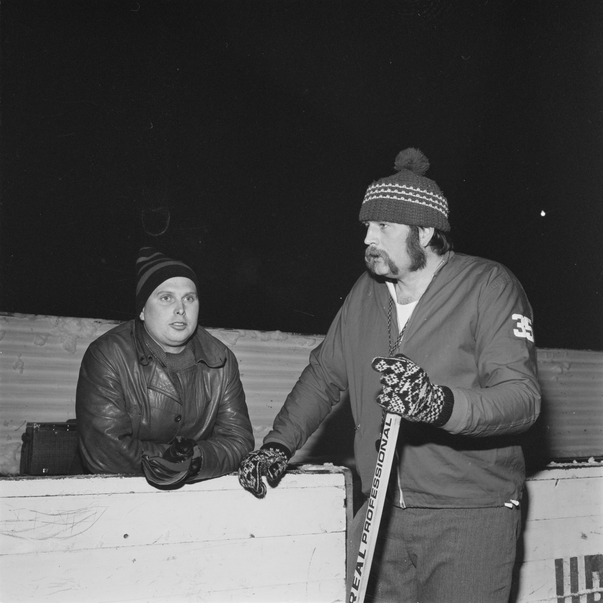 Ishockeytränare i Tierp, Uppland, februari 1972