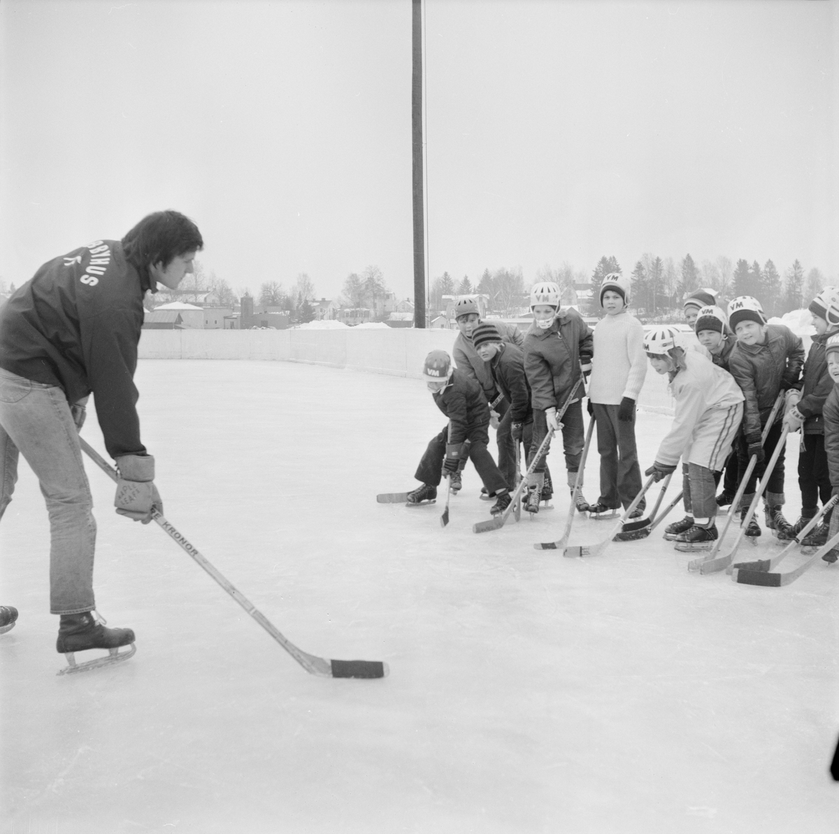 Populärt med hockey på lov, Tierp, Uppland, februari 1972