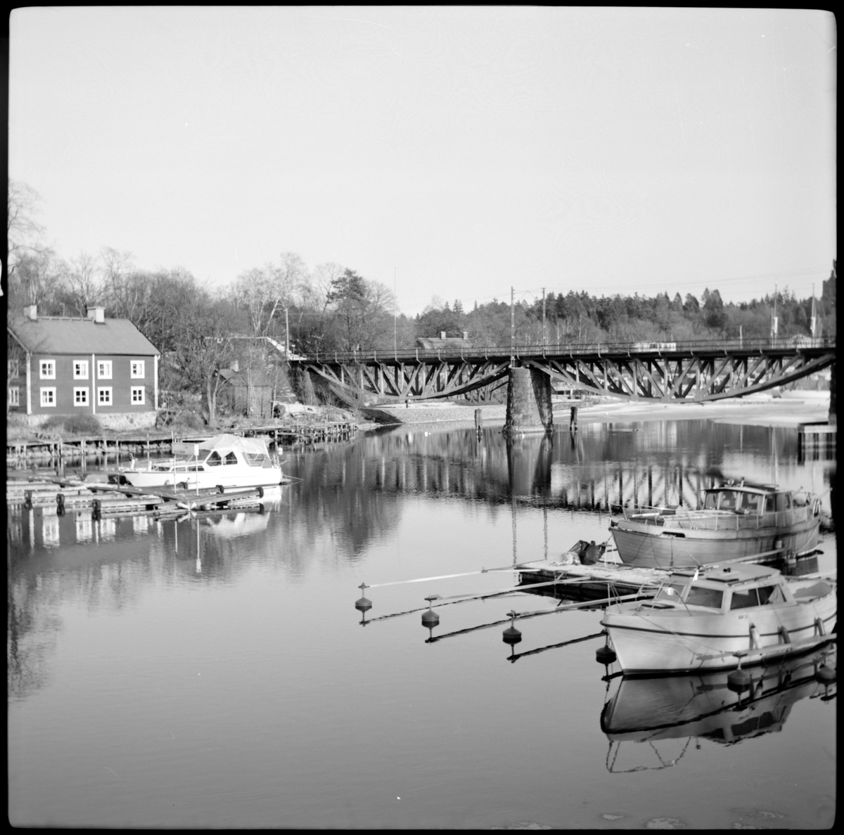 Järnvägsbro över Stocksundet på Roslagsbanan på linjen mellan Freskati och Stocksund.